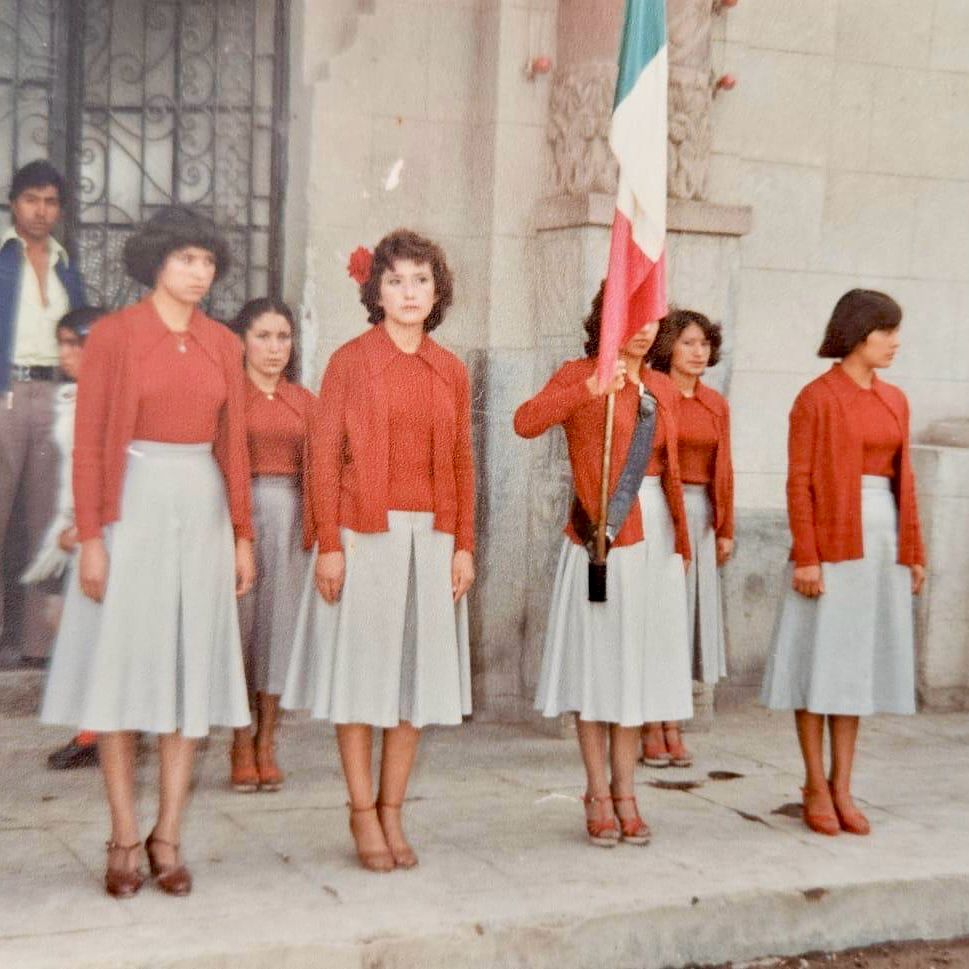 Es mi bandera la enseña nacional,
son estas notas su cántico marcial.

Por México, todo, siempre.🫡🇲🇽

Desde joven soy guardiana de nuestra lábaro patrio. 
 
#DíaDeLaBandera