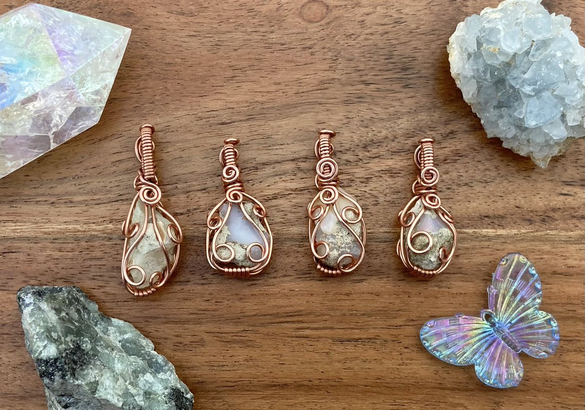 the last pieces of my cosmic dreams collection!🌙💫
dendritic agate mushroom & reversible ethiopian opal pendants🍄🌈💛