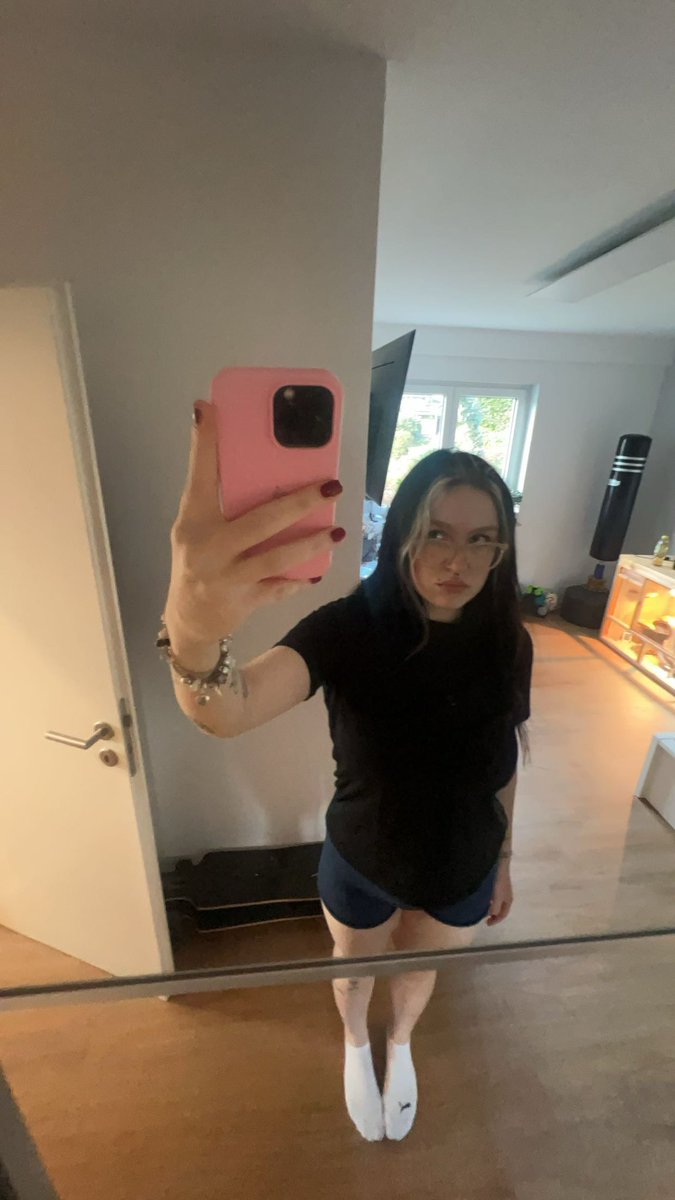 thealeinn's tweet photo. wie finden wir gym fit? https://t.co/eFJdojmyWH