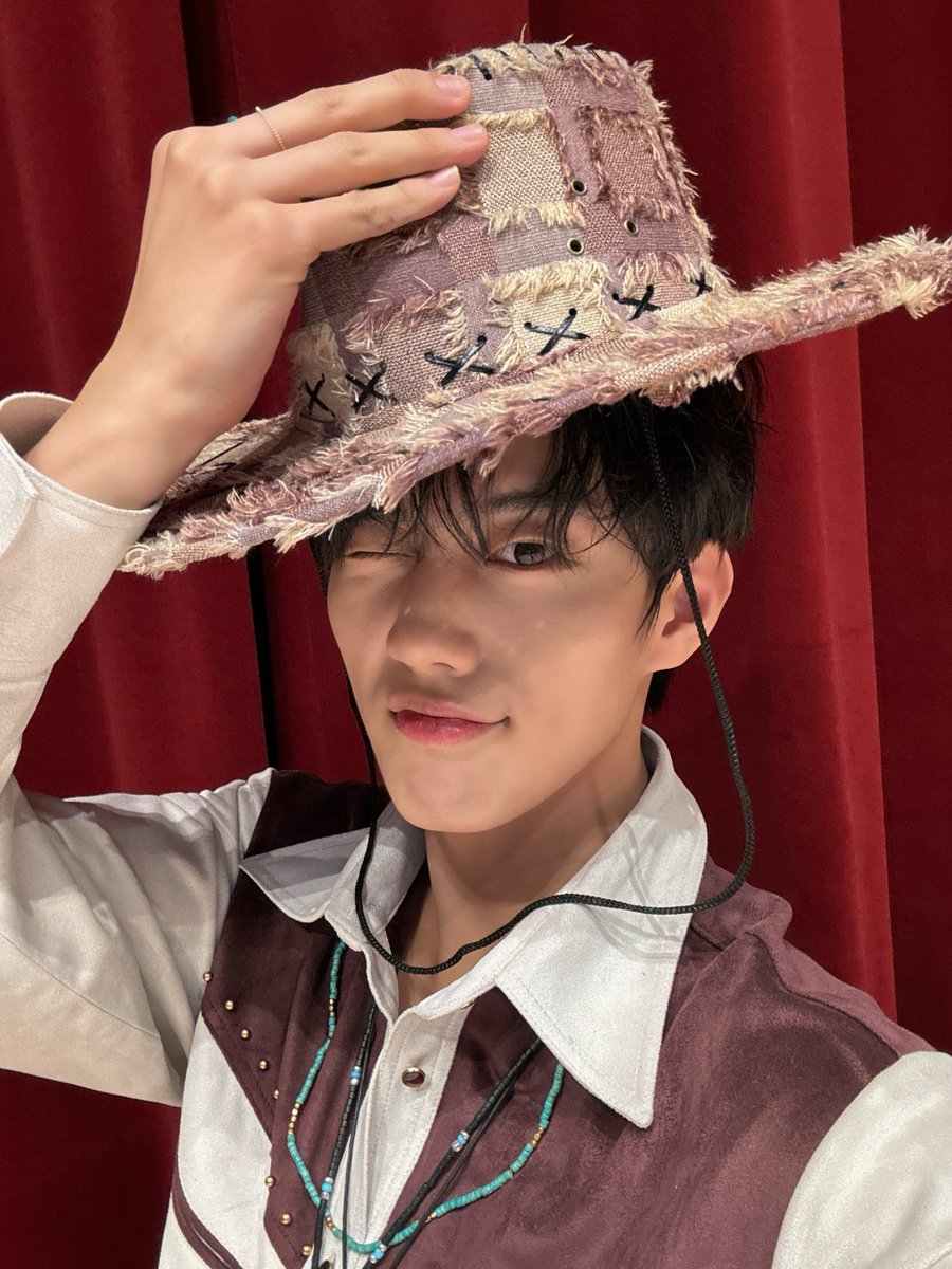 xep0sz's tweet photo. 시벌. 
테탁이 페도라커플이라고? 제발        거짓말 https://t.co/nf1SytsD4p
