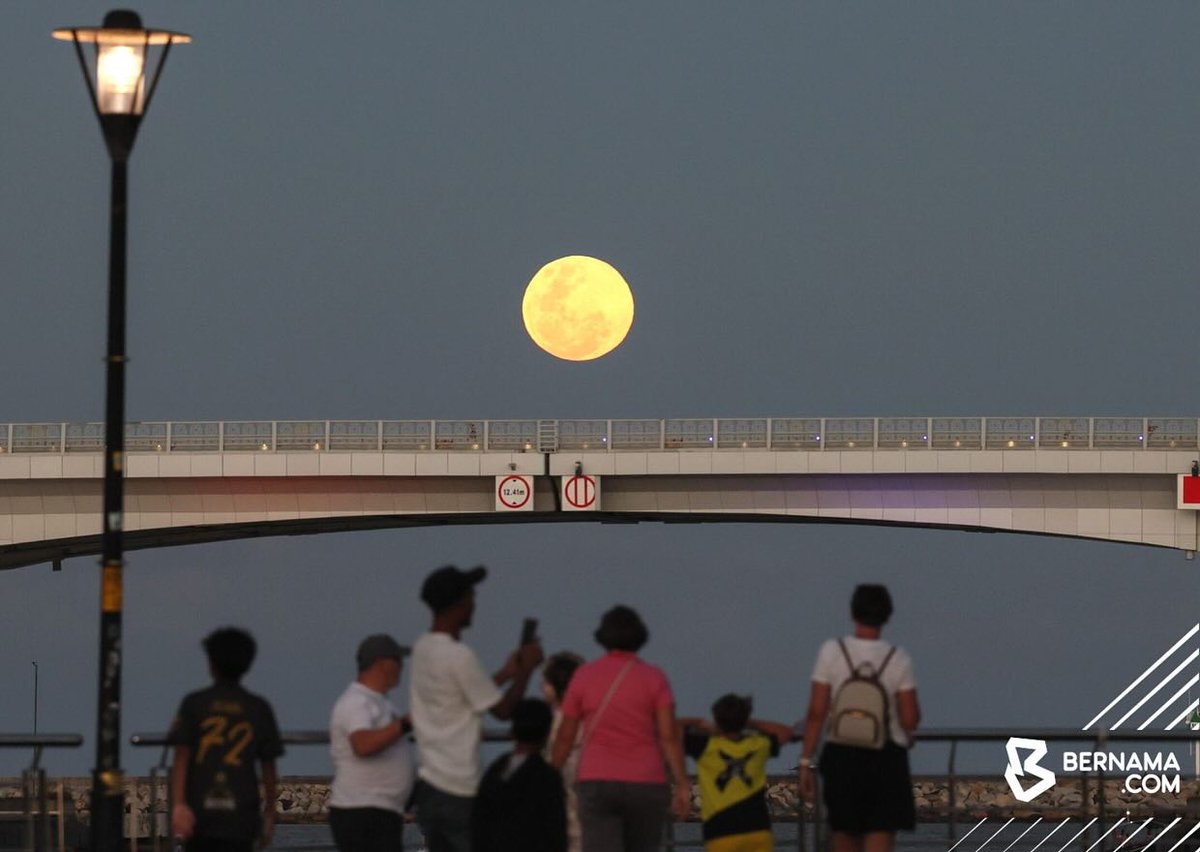 Pemandangan bulan purnama pada malam Nisfu Syaaban 1445H yang terbit di tengah-tengah Jambatan Angkat Kuala Terengganu di Dataran Panoramik, hari ini. Bulan purnama tersebut juga turut dikenali sebagai ‘Bulan Salji’ (Snow Moon). - Foto BERNAMA