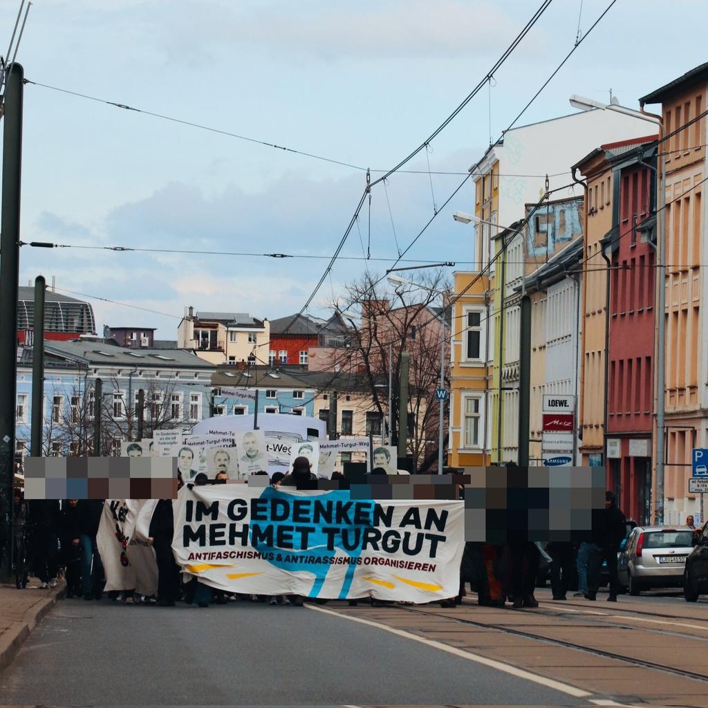 HRONazifrei's tweet photo. 400 Personen gedenken heute in Rostock Mehmet Turgut und aller Opfer des NSU. #keinvergessen #mehmetturgut #mehmetturgutweg https://t.co/v3b3Qkcyx7