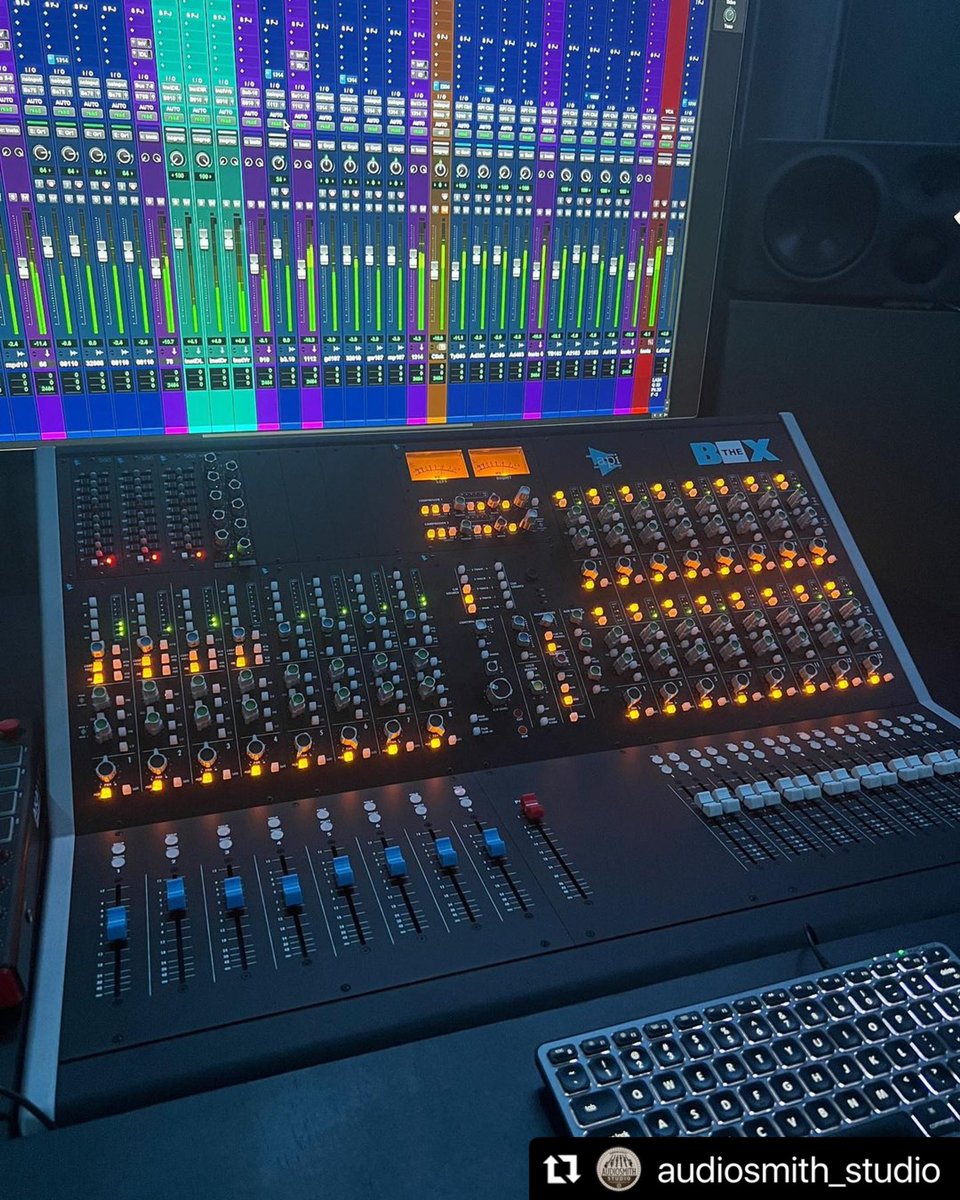 ThisIsAPIaudio's tweet image. API Summing is so sweet! #analogsumming #thisisapiaudio #apithebox #apithebox2 #summingmixer #apiaudio #apiconsole #recording #recordingconsole  #recordingengineer #studiogear #musicproduction #analog #mixengineer 

📸@audiosmith_studio