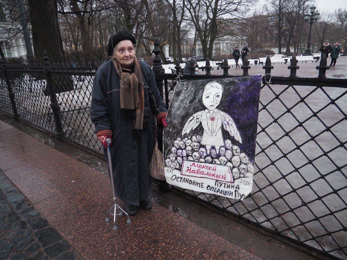 Художница Елена Осипова вышла в пикет в память об Алексее Навальном и была задержана

77-летняя художница Елена Осипова выступила с пикетом в Екатерининском сквере с плакатом в память об Алексее Навальном, после которого была задержана полицейскими и увезена в неизвестном