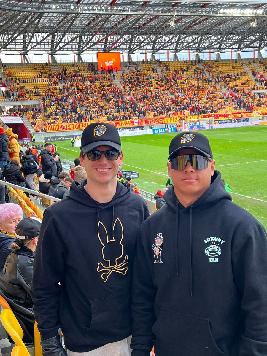 lowlanders_pl's tweet photo. Z cyklu #supportyourlocalteam: Mamy nadzieję, że druga połowa meczu będzie dużo bardziej skuteczna w wykonaniu @Jagiellonia1920. @imcamyowell, Keenan, Coach Chuck i Coach Brad kibicują dziś na meczu #JAGRCH 🤜🤛🦬 https://t.co/k9oCWuWmVm