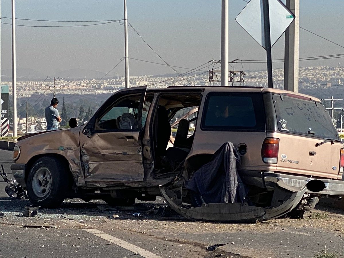 noticiasdeqro's tweet photo. #NORPONIENTE | 💥🚗 Terrible accidente ocurrió la mañana de este viernes, en el libramiento Norponiente, el cual dejó como saldo a una persona sin vida y el cierre de la circulación en dirección a la carretera libre a Celaya.
https://t.co/UXDPetGF3k

#NOTICIASDEQUERETARO https://t.co/BWGpTaLmgL
