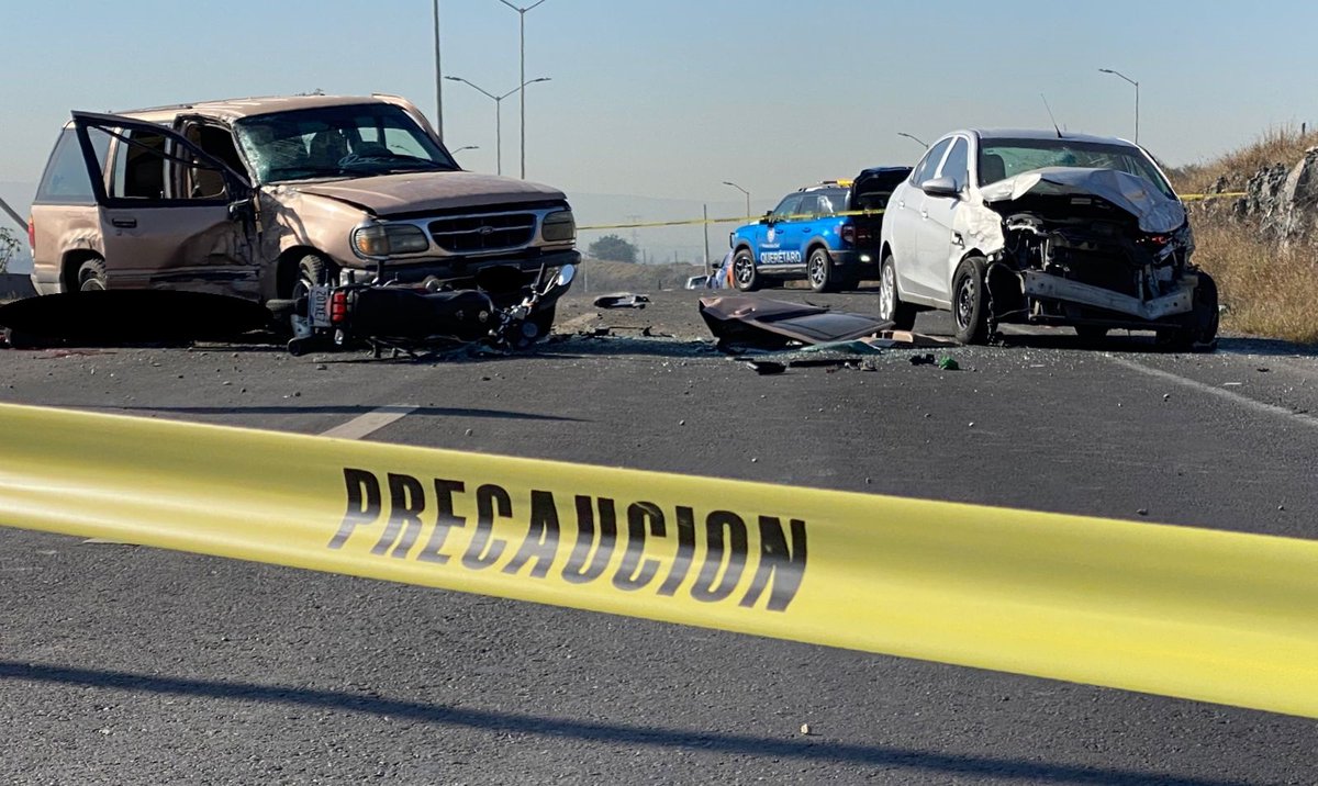 noticiasdeqro's tweet photo. #NORPONIENTE | 💥🚗 Terrible accidente ocurrió la mañana de este viernes, en el libramiento Norponiente, el cual dejó como saldo a una persona sin vida y el cierre de la circulación en dirección a la carretera libre a Celaya.
https://t.co/UXDPetGF3k

#NOTICIASDEQUERETARO https://t.co/BWGpTaLmgL