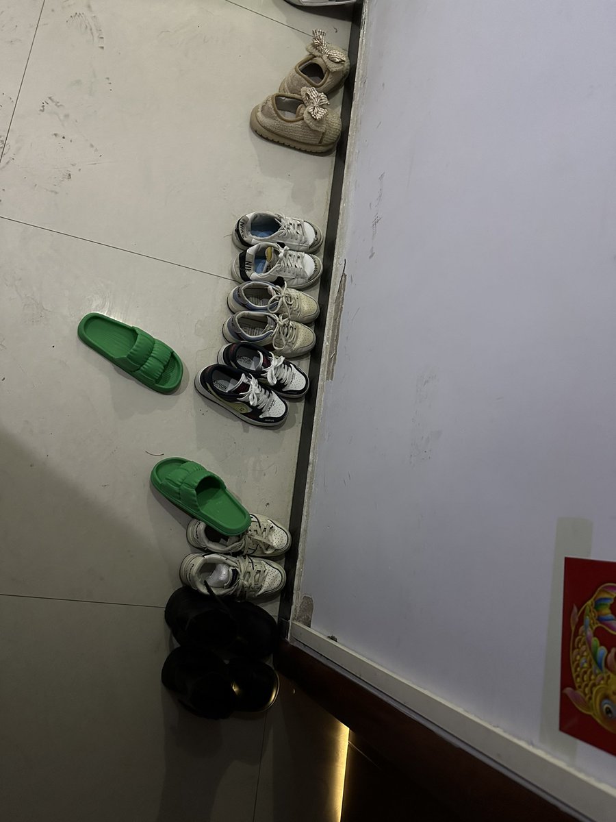 元宵节快乐🎆    向大家报告一个大新闻。上周误打误撞进入了一个大门不关的合租房，看到鞋立马脑子一懵…从款式来看一定是年轻小女生， 经过一周的勘查，断定里面住的是KTV陪酒公主（年龄19）  每天下午出门凌晨回家  上午偶尔和男人做爱 😧 不得不佩服干这行的精力真的很旺盛 #原味 #扫楼 #打胶 https://t.co/nJM2quLxx7