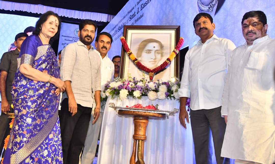 Ponnam_INC's tweet photo. తెలంగాణ భాష మరియు సాంస్కృతిక శాఖ, ఈశ్వరీబాయి మెమోరియల్ ట్రస్ట్ ఆధ్వర్యంలో రవీంద్రభారతిలో జె. ఈశ్వరీబాయి 33వ వర్ధంతి కార్యక్రమానికి ముఖ్య అతిథిగా ముఖ్యమంత్రి రేవంత్ రెడ్డికి గారితో కలిసి పాల్గొనడం జరిగింది https://t.co/5hlyFp3Uhx