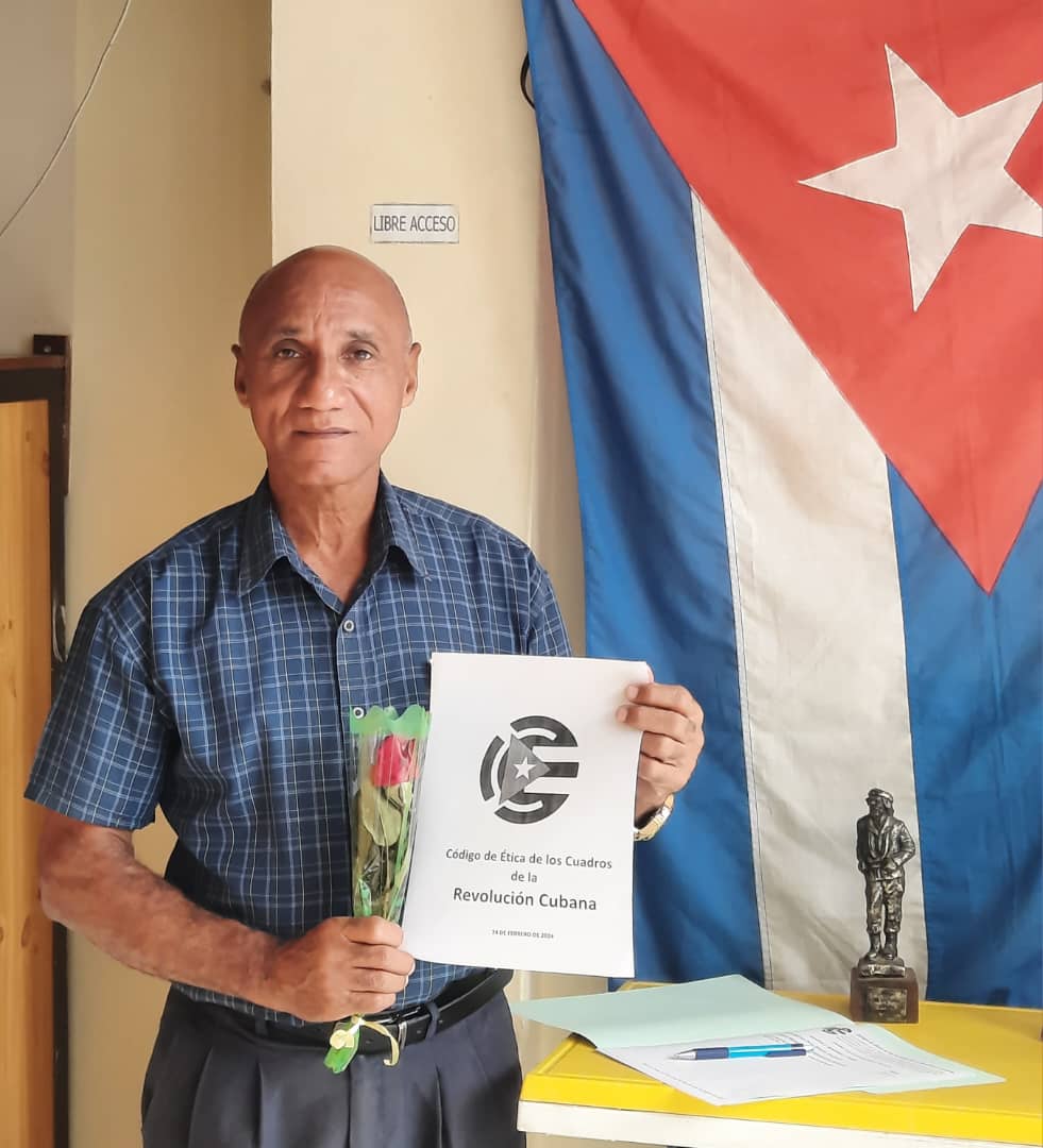DelCadeca's tweet photo. Los cuadros de Cadeca Pinar del Río dicen presente en la firma del código de ética, poniendo en práctica los valores y compromisos contenidos en el mismo. https://t.co/giCnhvPt7z