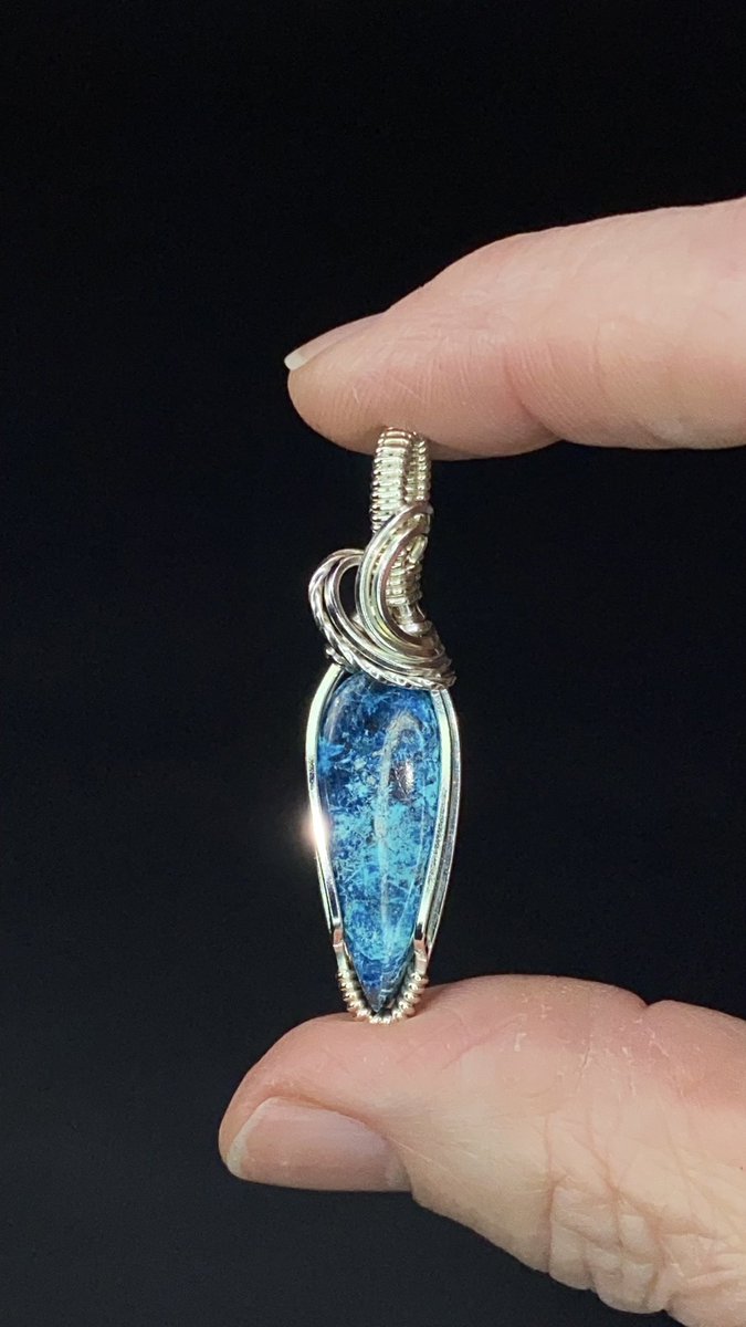 Shattuckite & Sterling Silver Wire Wrapped Pendant $45 plus shipping.

oldearthminerals.com/shop/p/1fazqfc…

#shattuckite #wirewrappedjewelry #wirewrappedcrystals #crystalhealing #sterlingsilverjewelry #crystals #reikijewelry