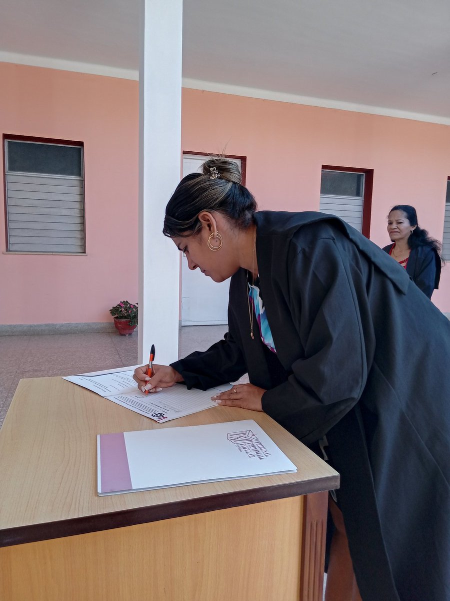 Firma del 'Código de Ética de los cuadros de la Revolución cubana'. 
En fecha tan significativa como lo es para nuestra Revolución el #24DeFebrero, los cuadros del Sistema de Tribunales de #LasTunas reafirmaron su compromiso con la patria. 
#EstaEsLaRevolución