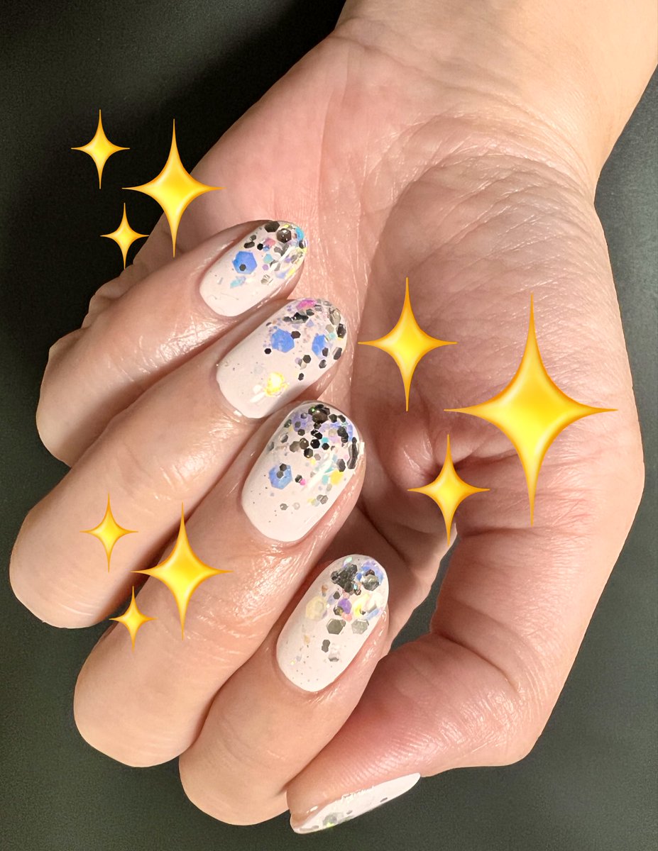 今回は息子リクエストのホワイトネイル💅
写真だとギラギラ感が伝わらない…🥲
実際はウザいくらいギラギラしてます✨

最近はずっと、黒や濃紺やゴールド系ばかりだったから、ホワイト新鮮！
凄く久しぶりに白使ったらムラ出来て難しかった…。