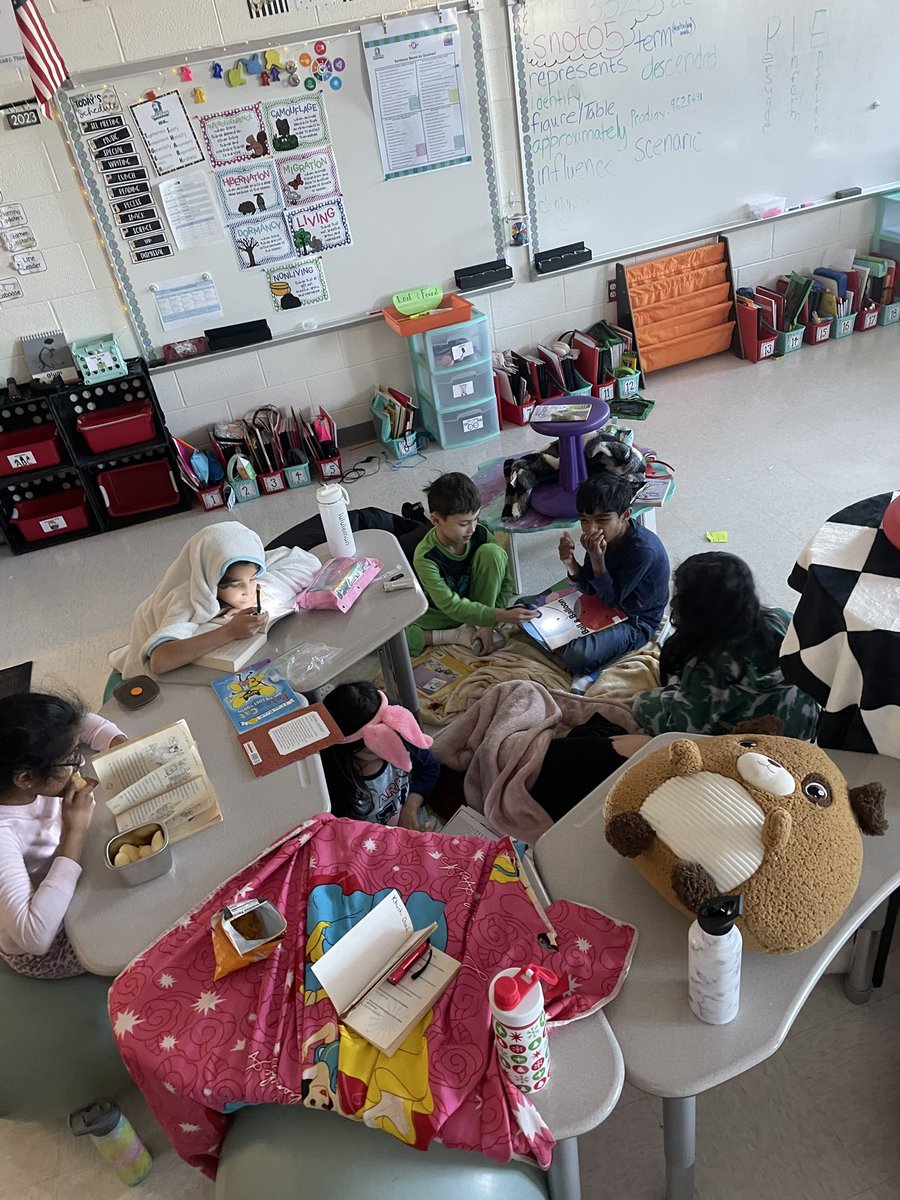 3rd grade is the jam!! DC for a field trip, campfire reading for a reward and fun all around! <a href="/E_ThompsonES/">Elaine Thompson Elementary</a> 
#TeamThompson