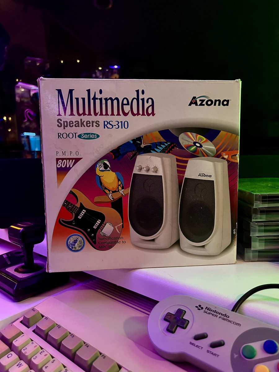 How about the 90s aesthetics here? 😎 When ”multimedia” was the hottest buzzword in technology. #retrotechnology #vintagetech #multimedia #90s #retrocomputers