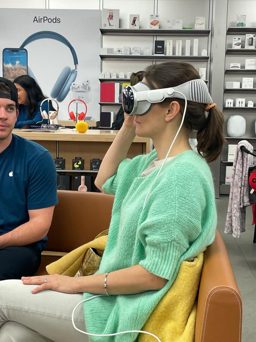 💎Unexpected highlight: As someone who experiences motion sickness I am not easily impressed with VR. But the #VisionPro really takes VR to the next level. Get a demo - the immerse video is incredibly fascinating. @SpeidelStefanie and I were similarly impressed.