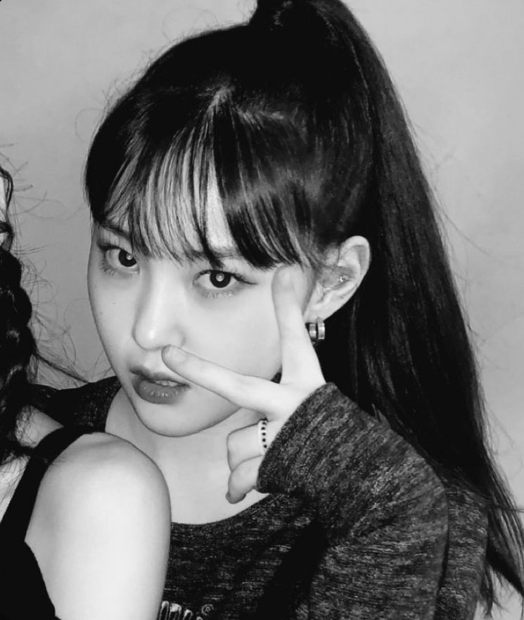 chaehyun_bby's tweet photo. really shedding tears over ponytail chaehyun https://t.co/t9gE0I58pb