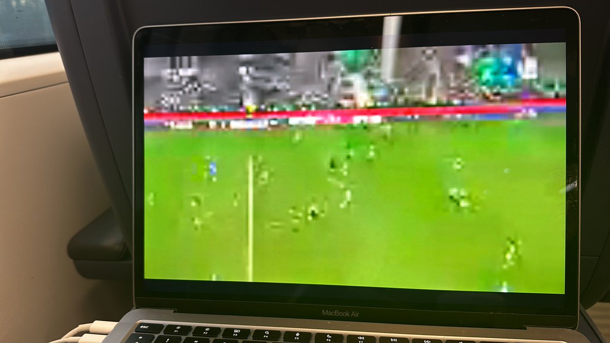 Im Zug was zu schauen, bietet viele  Vorteile. Man erkennt zum Beispiel nicht das schlechte Ergebnis.