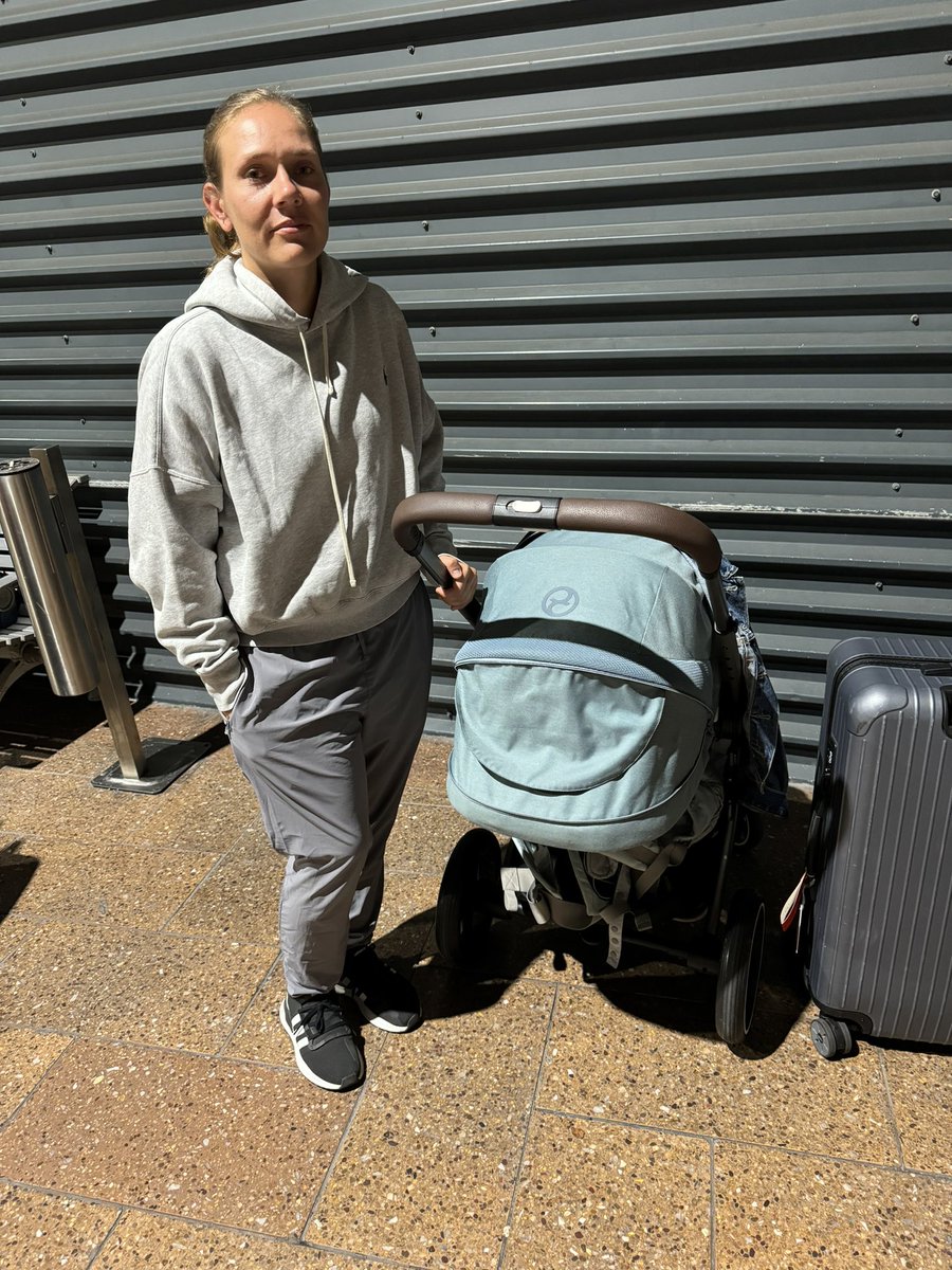 JonDeeOz's tweet photo. Suzi and her 6 month old baby were kicked out of Sydney International Airport tonight and made to stay outside on the street.

It’s 2:24am. She’s German and said that other kids were kicked out of the airport.

Is this the welcome Sydney should give to tourists @ChrisMinnsMP? https://t.co/iTp9d6qOAt