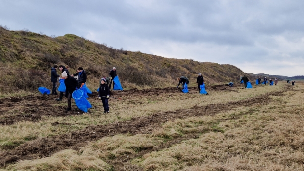 Vrijwilligers ruimen zwerfvuil uit De Slufter -  texelsecourant.nl/l/325183