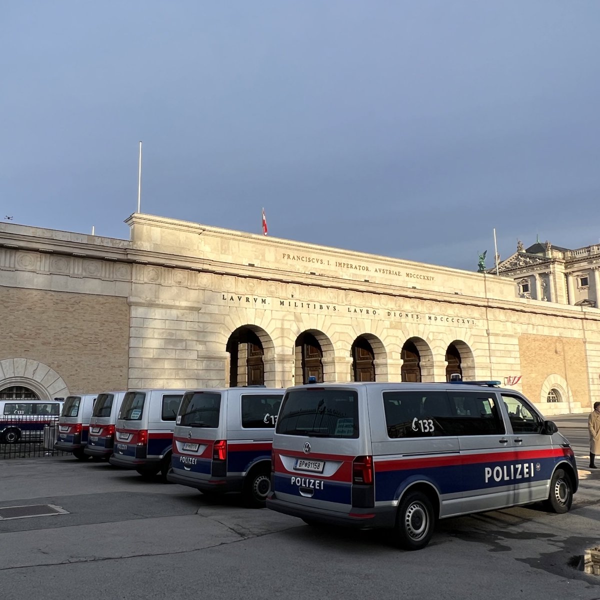 TvEinsatz's tweet photo. 16:36 Etwa eine halbe Stunde vor Beginn der #Ukrainedemo am Heldenplatz (anlässlich 2. Jahrestag des russ. Angriffskrieg) ist die Polizei mit Ordnungsdiensteinheiten sowie Drohnen vor Ort.
#w2402 https://t.co/5aHGFjg7sq