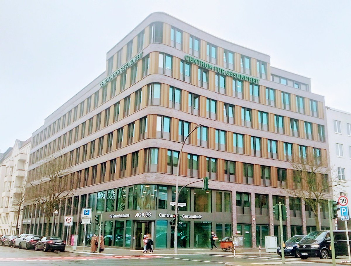 Foto vom soeben fertiggestellten 'Centrum für Gesundheit' der AOK Nordost mit diversen Facharztpraxen für Mitglieder der AOK Nordost an der Müller- Ecke Ostender Straße

#LoveBerlin