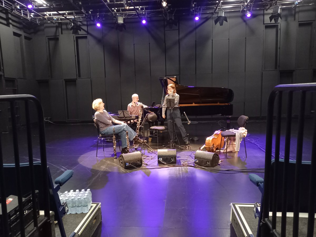 Mid sound check, sounding lovely 😻

Lisbon! Come and join us tonight at CCB at the very continental start time of 10.30pm 😜 (think I might have to risk an afternoon coffee today!!!)