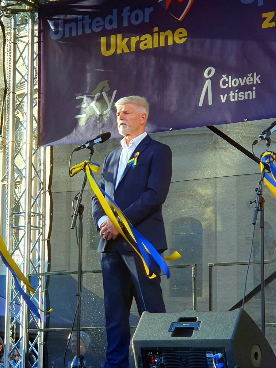 Prezident České republiky @prezidentpavel. #SpolecneZaUkrajinu 💛💙 živě: youtube.com/live/3H_LKG-6U… @Pametnaroda @milionchvilek Foto: @JanaPlavec