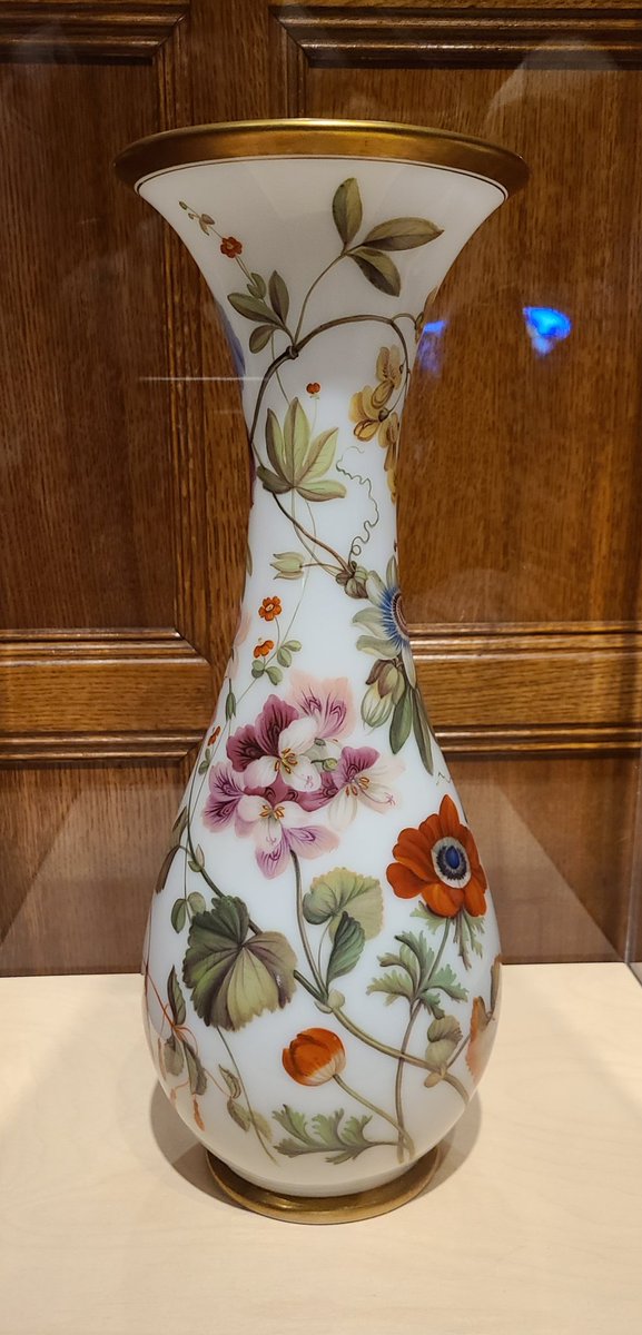 Alex_Auctioneer's tweet photo. The Glass Heart @TwoTemplePlace is well worth a visit!

- Frederick Kny engraved Thomas Webb &amp; Sons claret jug, c.1870-80
- Richardson vases, mid-19th century
- Keith Murray for Stevens &amp; Williams, c.1937 https://t.co/xI9gl01QIE