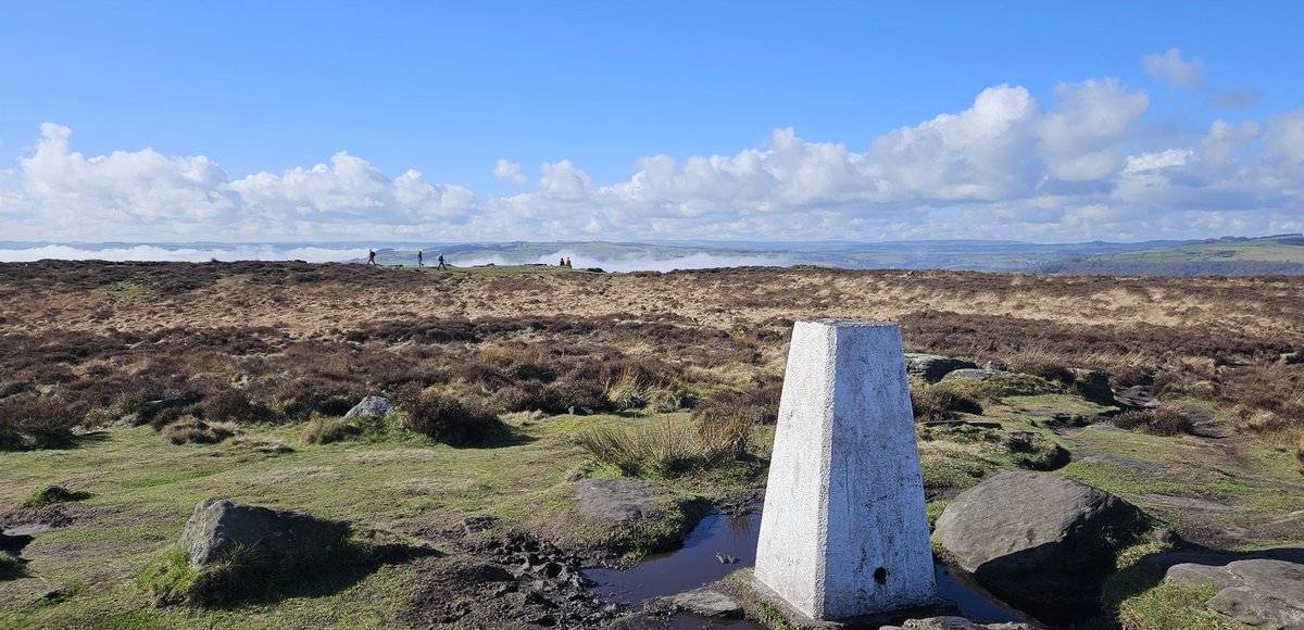 Customdiver's tweet image. Sunshine at last! Good morning for a run over Curbar and white edge and seeing the last bits of the inversion in the valley.