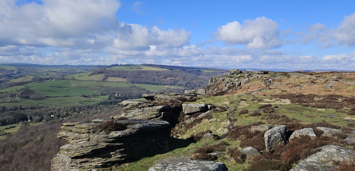 Customdiver's tweet image. Sunshine at last! Good morning for a run over Curbar and white edge and seeing the last bits of the inversion in the valley.