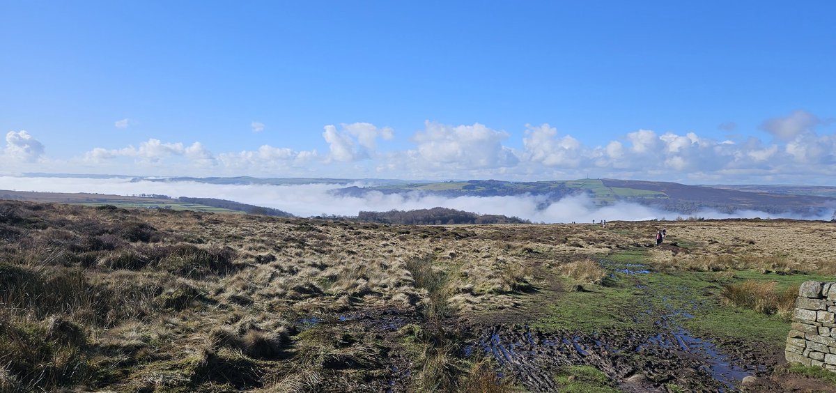 Customdiver's tweet image. Sunshine at last! Good morning for a run over Curbar and white edge and seeing the last bits of the inversion in the valley.