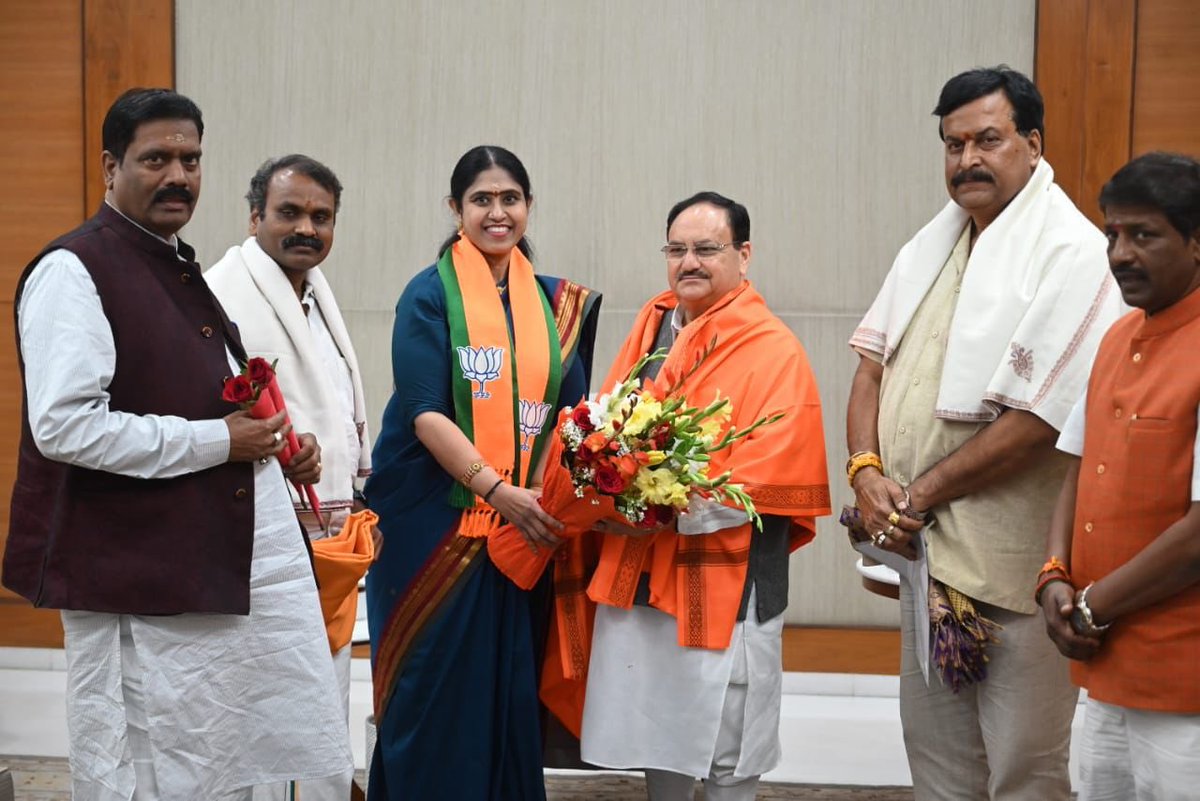 VijayadharaniM's tweet photo. பாஜக தேசிய தலைவர் மாண்புமிகு திரு ஜே . பி . நட்டா அவர்களை சந்தித்து வாழ்த்து பெற்றபோது. 
Met and received greetings from BJP National President Honorable Mr. J. P. Nadda Ji https://t.co/uC9SNBFmiC