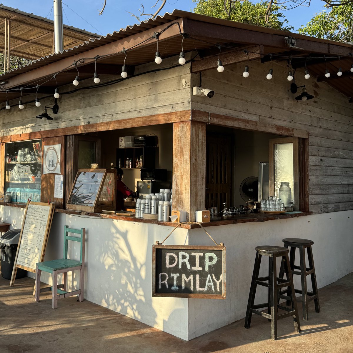 sfkkfs_'s tweet photo. Drip Rim Lay คาเฟ่ที่หัวหินที่ชอบมากๆๆ ☕️🌊 ที่นี่ขายกาแฟอย่างเดียว + มีขนมไม่กี่อย่าง เราตื่นเช้า 2 วันติดเพื่อมานั่งดูทะเล ดูผู้คนเดินไปเดินมา แสงเช้าดีมากๆ ฮีลใจสุดๆ เสพกาแฟไปพร้อมกับเสพบรรยากาศ โคตรดี ✨ https://t.co/OtFapwHRdA