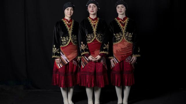 TurksofAnatolia's tweet photo. Unutulan ve yöresel ağıza dönüşen bir dil: Çepnice

Bugün, Samsun'un doğu tarafları, Ordu, Giresun, Gümüşhane ve Trabzon'un batı tarafları başta olmak üzere bazı şehirlerde "yöresel ağız" olarak konuşulan ve bazılarınca "Ordu-Giresun ağzı" olarak tanımlanan Çepni ağzı, aslında unutulan ve İstanbul Türkçesi'ne ayak sağlamak zorunda kalmış- zorunda bırakılmış- bir "gizli" dil.
Çepnice veya Çepni dili (Çepnice: Erniş), Anadolu'da (başlıca Doğu Karadeniz'de) konuşulan bir dil olmakla birlikte, dili bilen Çepniler; kendi aralarında bu dili kullanarak anlaşırdı. 
Dil, Türkçe'nin genel karakteristiklerine (ünlü uyumu, cümle yapısı, cinsiyetsizlik vs.) sahip olmakla birlikte; dildeki sözcüklerin büyük bir kısmı kendine has, gerisi Türkçe ve az bir kısmı da Osmanlıcadır. Lazca, Rumca ve Ermenice gibi dillerden de çok az sayıda kelime almışlardır. Dildeki söz varlığının büyük bir bölümü kendisine has olduğundan dolayı, diğer Anadolu ağızları veya Oğuz dilleriyle karşılıklı anlaşılırlık oranı yüksek değildir. Dildeki bazı kelimeler ve yapılar, bugün hâlâ daha konuşulan Çepni ağzında mevcuttur.
Dilin; Çepniler, Anadolu'ya göç etmeden önce ortaya çıktığı düşünülmektedir, çünkü Çepni dilinin, Balıkesir Çepnileri, Gaziantep Çepnileri gibi Karadeniz dışında yaşayan Çepni toplulukları tarafından da konuşulduğu söyleniyor. Dilin son olarak 1906 veya 1940'lı senelerde konuşulduğu düşünülüyor; bundan sonrasında ise dil, bir "ağız" hâline gelmiş. Hâlâ daha konuşanlar olduğu söylense de "gizli dil" olarak kullandıkları için, konuşulduğuna dair kanıt yok. 

Çepni dili ve Çepni ağzından derlenen bazı kelimeler:
Manış- Yabancı, Çepni olmayan
Erniş- Çepnilerden olan
Ermiş- Çepnilerden olan, Çepnice bilen
Veleklemek- Doğurmak
Nar- Ateş
Narlık- Güneş
Gili Gili- Mısır/darı
Lazut- Mısır/darı
Gücük- Yumurta
Karasulak- Bataklık
Malamat- Rezalet/rezillik
Akunduruk- Çam sakızı/reçine
Gabaktepe- Namaz kılınan yer, camii, mescit
Pisük- Kedi
Terek- Mutfak tezgahı
Arıf- Yavaş
Sağlıklamak- Uğurlamak/yolcu etmek
Gücüklemek- Oturmak
Biribiri- Akraba
Afkurmak- Köpeğin havlaması/bağırmak
Gartoloz- Yaşlı
Irganmak- Hareket Etmek
Söykenmek- Yaslanmak, dayanmak
Keh- Yüksekçe bir yer 
Bıldır- Geçen Sene
Keyfanı- Yaşlı kadın
Moy- Su
Dakanak- Sorun, problem
Dimdilkiç- Yırtık
Gasbana- İnadına
Fislin- Cehennem
Tunataz- Kadın
Yalaz- Silah
Fındıklamak- Kurşunlamak, vurmak
Boz- Yabancı, Çepni olmayan
Elbiz- Örümcek, "Albıs" ile bağlantılı olarak bu ismi almış, gereksiz öldürüldüğünde eve kötü varlıkların musallat olacağına inanılırdı.
Picali- Bezelye
Fatbeguşağı- (Fatıma Ana/Fatıma Ebe kuşağı) Gökkuşağı
Mahna- Bahane, sebep
Sal- Tabut
Tir- Yemek seçen
Zateberi- Eskiden beri
Eriğmek- Şımarmak
Erinmek- Üşenmek
Gaymam- Güzelim
Govuz- Boşluk, aralık 
Gotanalı- Medeniyetsiz, yol yordam bilmeyen (Ordu'nun Gotana köyünden)
Sırgancı- Orduluların, Giresunlulara seslenme biçmi
Gabakçı- Giresunluların, Ordululara seslenme biçmi
Ekinci- Giresun'un güneyinde, yüksek rakımlı kesimlerde yaşayanlar
Meletli- Ordu'nun güneyinde, yüksek rakımlı kesimlerde yaşayanlar
Canikli/Cenikli- Sahile yakın kesimlerde yaşayanlar

(Fotoğraflar sırasıyla
1-Ordu ili halk oyunları için derlenen kostüm
2-Giresun ili halk oyunları için derlenen kostüm
3-Trabzon ili halk oyunları için derlenen kostümlerden biri)