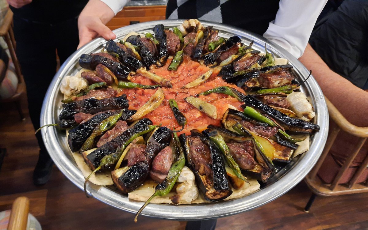 Bu anı 9 sene bekledim. Tokat kebabın yerini hiçbir şey alamaz. Vedat Milor bey demişti ki "Dünya yemek yarışması olsaydı Türkiye Tokat kebabıyla katılırdı". Kesinlikle katılıyorum, yok dünyada böyle bir yemek. Çok çok güzel, ne desem boş olacak, cidden inanılmaz bir lezzet.