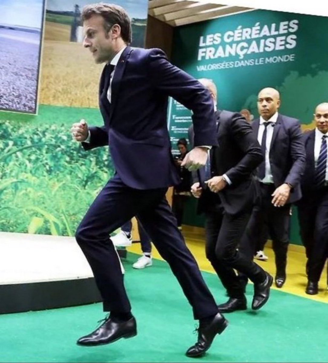 El presidente francés y sus guardaespaldas se ven obligados a huir de una feria agrícola para no caer en manos de los agricultores que protestaban contra las políticas de la UE. Retrato de las decadentes y falsas “democracias” occidentales.