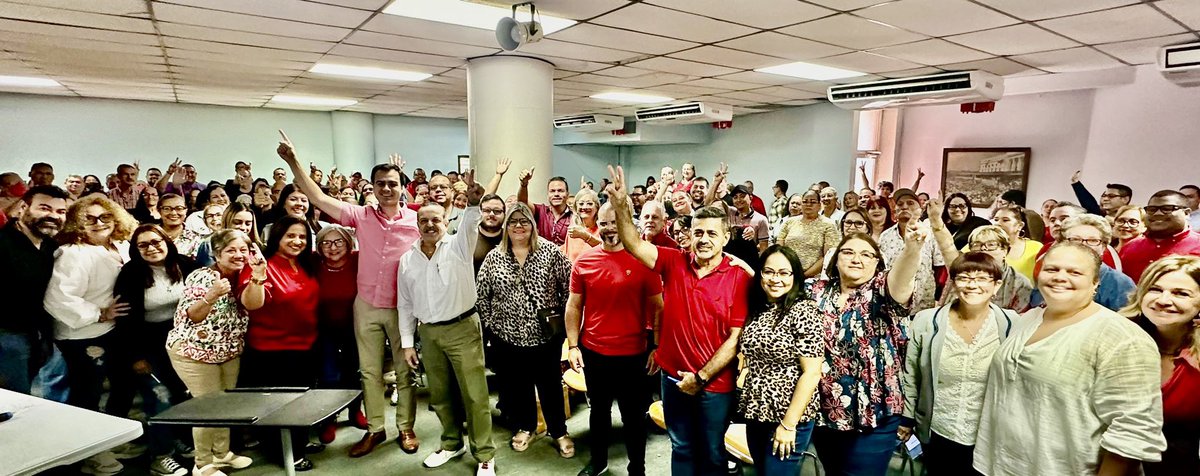 CElectoralesPPD's tweet photo. ¡Nuestro equipo electoral está listo! ✅ 🔥
Hoy recibimos a nuestros comisionados de los 114 precintos para defender el voto popular.
Que los demás sigan hablando.🗣️ Nosotros estamos trabajando. 💪🏽
¡Trabajamos para Ganar! 🙌🏼🇵🇷
#primariasppd #trabajarparaganar #PPD https://t.co/2WTikwPJRP