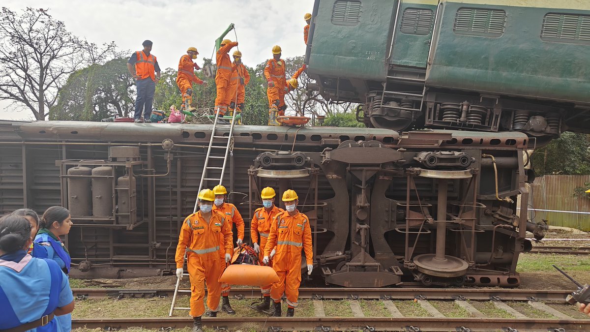 2 BN NDRF conducted a Joint Mock Exercise on a #trainaccident scenario 🔸With @EasternRailway Asansol Division. 🔸At Satellite Yard,Asansol Rlwy Station 🔸RPF, Civil Defence,Bharat Scouts and various departments of Rly also participated. @NDRFHQ @AtulKarwal @ndmaindia