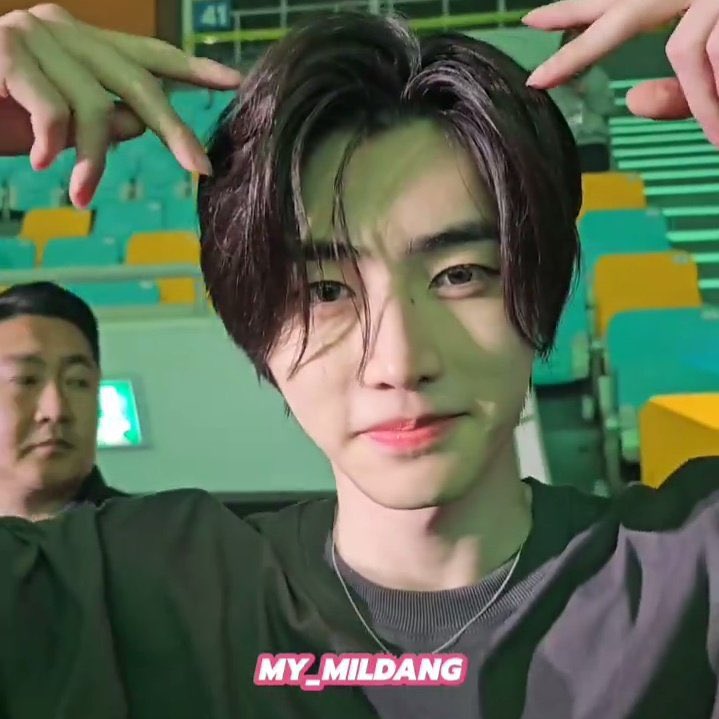 ส่วนตัวผมไม่ได้ตามเกาหลีนะครับ (ไม่เคยฟัง+ไม่รู้จักวง kpop ทุกวง) แต่พูดได้เลยว่าน้องคนนี้ (ไม่รู้ชื่อครับ ขอโทษแฟนคลับด้วย 🙏🏻) น้องสวย หมวย และน่ารักที่สุดในวงการเกาหลีแล้วจริงๆ