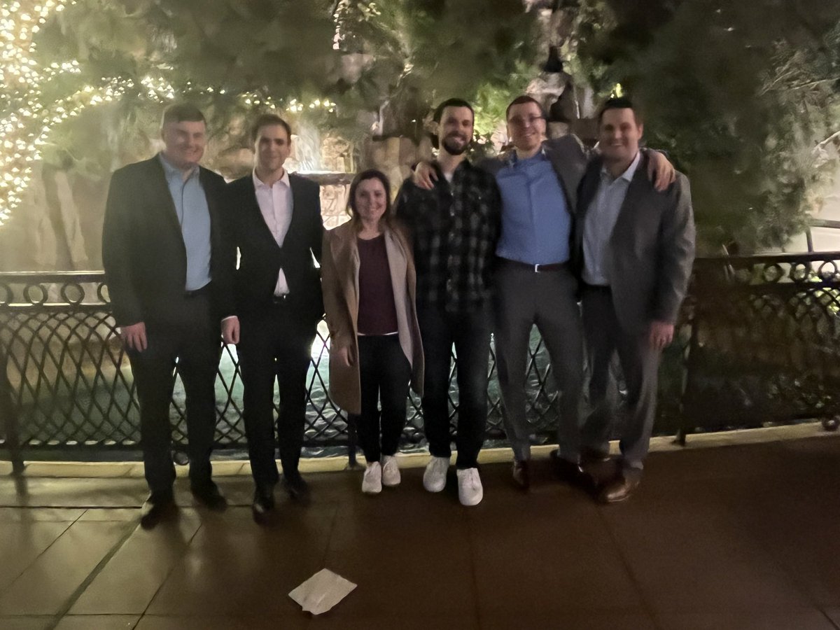 Thank you @BenElderMD for a fantastic show at The Wynn! A great way to wrap up a successful week at @spinesection Annual Meeting. @NLakomkin @DrJennyPerez @mmartini92 @ZachAPennington