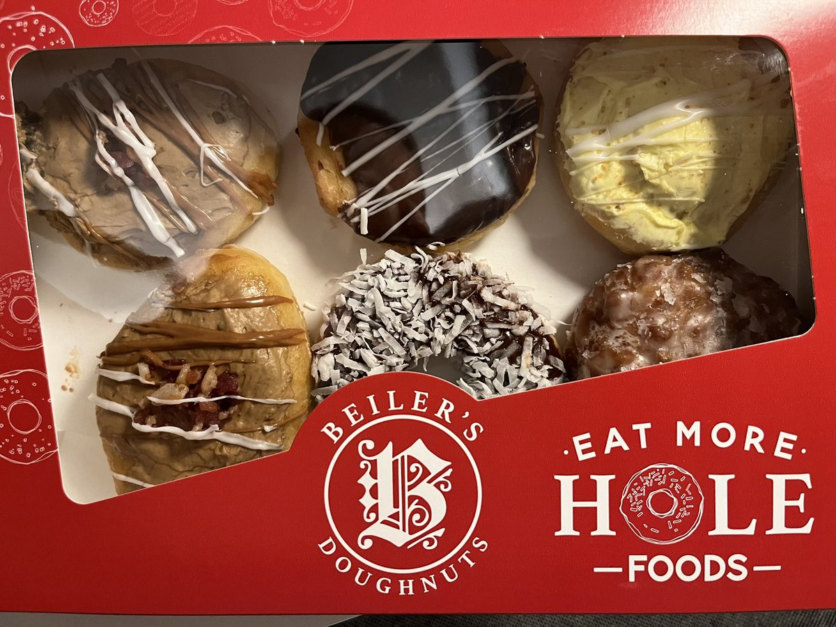 freddiethekat's tweet photo. I go for @beilersdonuts every time I’m in Philly. Its maple bacon doughnut and lemon cream doughnut are simply outstanding. #Beilers https://t.co/FjhStyjt3F