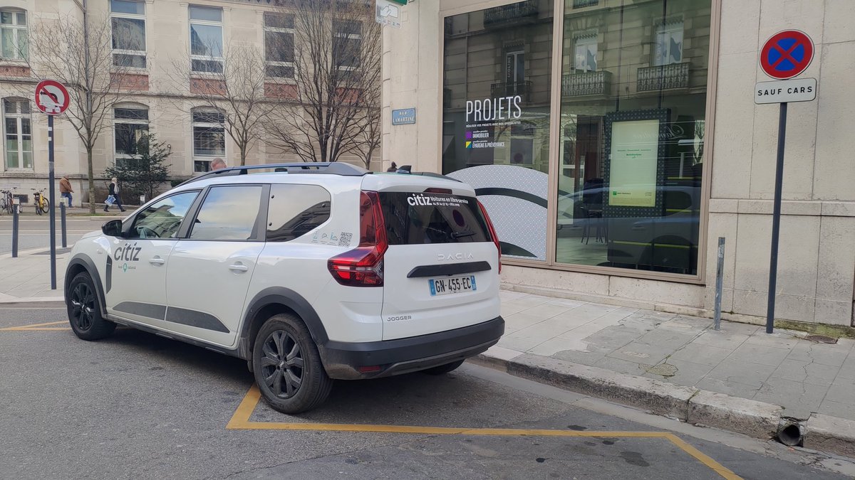 carconducteur's tweet photo. Bonjour @ReseauCitiz, une #voiture m'empêche de stationner mon autocar sur un #emplacement avec panneau et zébra 🟥
J'ai donc appelé la #fourrière de @VilledeGrenoble pour la faire enlever.
Merci de ne pas réitérer !
#autopartage #Mobilité #CodeDeLaRoute #automobiliste #transport https://t.co/9nPc7osLV4