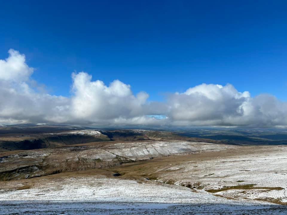 spgalea's tweet photo. Stunning ski-sun start to my study w/end, hiking up Pen y Fan🗻 @BannauB with my friend Sara & #DigbyDog🐶 in 7 top & 3 bottom layers! 🥶 Bumped into the lovely Mark ‘Billy’ Billingham (SAS: Who Dares Wins 📺) who fell in love with my dog ❤️ Great to get a dose of snow❄️ #Wales🏴 https://t.co/V0wpsAKAul