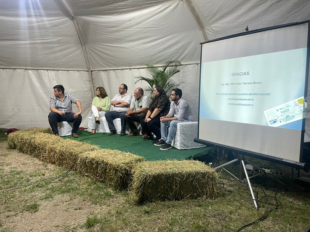 MercedesYacosa's tweet photo. Gracias a los organizadores de la Expo Durazno por la invitación a participar de la charla Desarrollo Rural basado en formación innovación y reconocimiento. Una oportunidad de contar sobre la DGDR y sus intervenciones en territorio, así como del SNIDER https://t.co/s9InRgH0uP