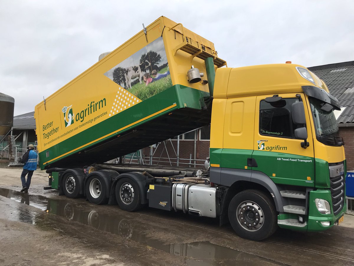 Een enkele keer vergissen we ons in de voorraad in de silo’s. Een belletje en binnen 4 uur staat men te lossen. Trots op onze coöperatie <a href="/Agrifirm/">Agrifirm</a>