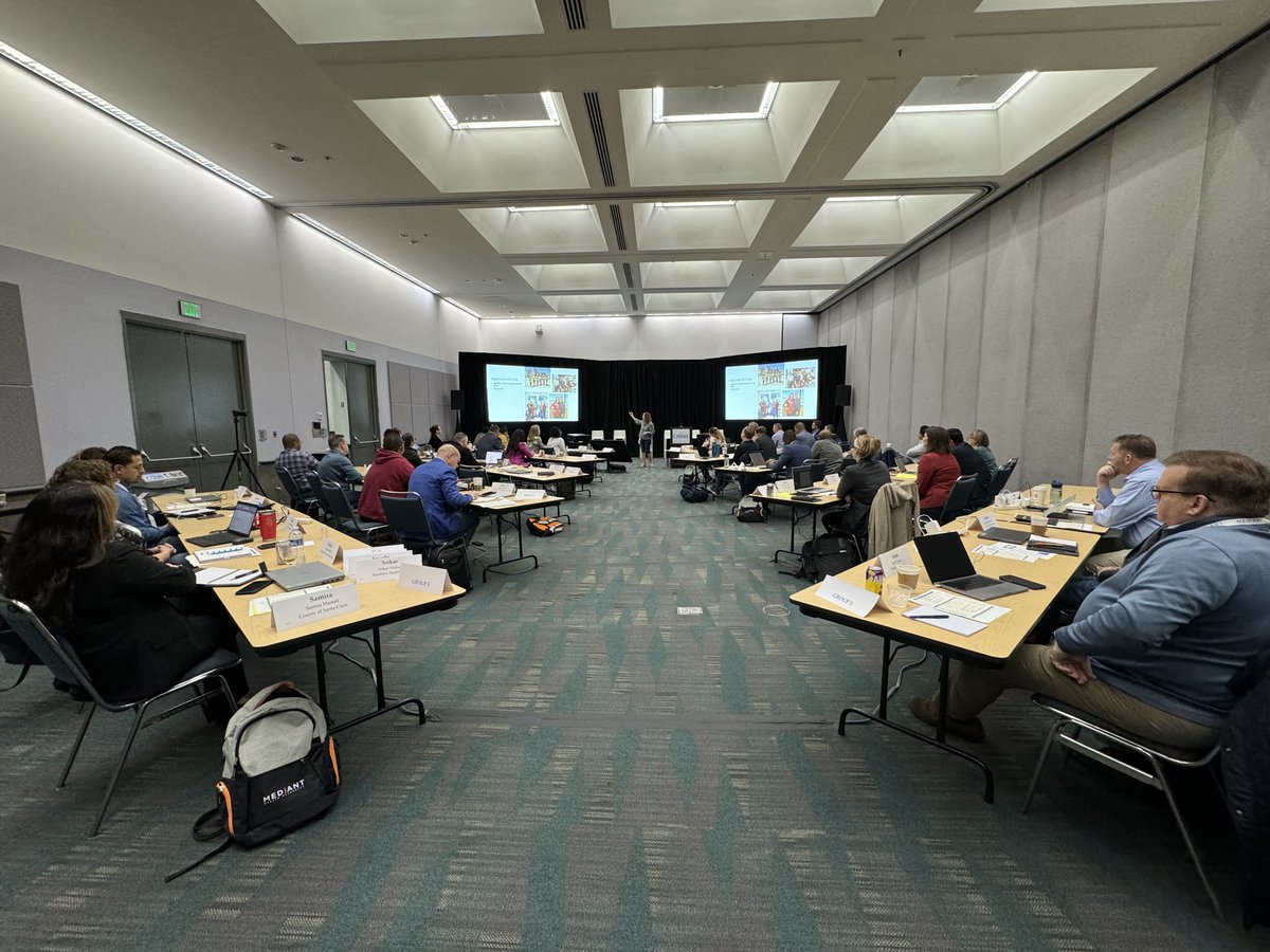 CIOCHIME's tweet photo. Working on a team sometimes requires sacrifice. The conversation in the room is focusing now on #Momentum.
How do you motivate everyone and build momentum so you can achieve your objective....together! Share what you think in the comments. #CHIMEChat https://t.co/2jvRiXDdXB