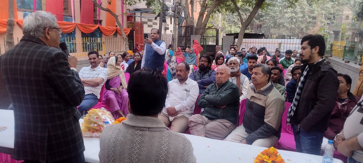 दिल्ली सरकार द्वारा पारित (पानी बिल माफी योजना) को केंद्र शासित मोदी सरकार द्वारा रोका जा रहा है। जिसके चलते दिल्ली की जनता को परेशानी का सामना करना पड़ रहा है, इसलिए आम आदमी पार्टी के सभी कार्यकर्ताओं ने वार्ड 15 में जनसभा कर इसका विरोध प्रर्दशन किया।