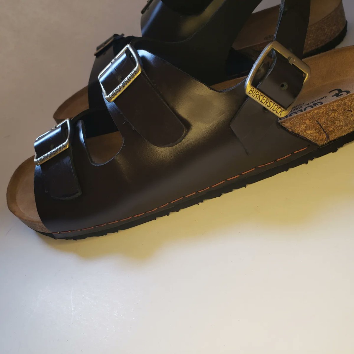 JEHOVAHBUKUNMI's tweet photo. Birkenstock π
#madewithleather #quality #handmade #leatherwork #shoemaker #handcrafted #shoemaker #leatherwork https://t.co/6zM0OdEGlG