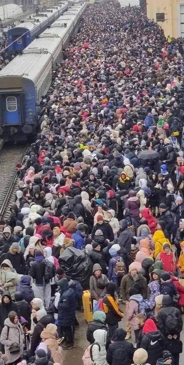 Воспоминание о горе — вот эта фотография, сделанная на вокзале в Харькове через 10 дней после начала войны